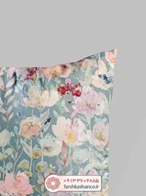 کوسن چاپی طرح گل آبرنگی از نمای نزدیک