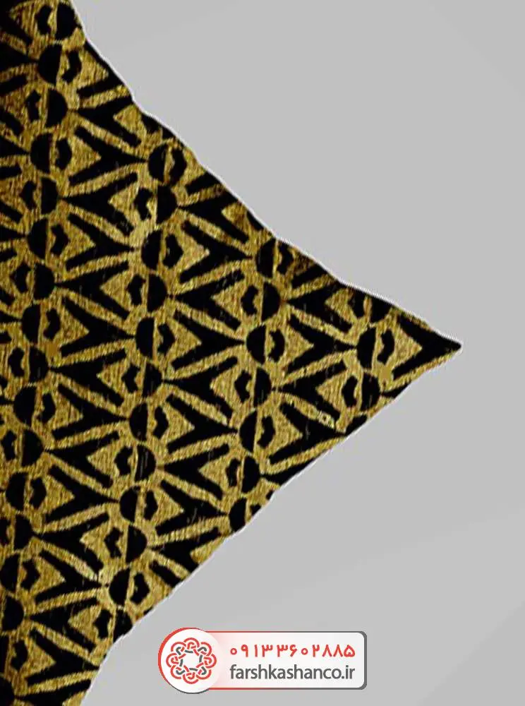 کوسن اشکال هندسی سیاه و طلایی کوسن اشکال هندسی سیاه و طلایی از نمای مورب