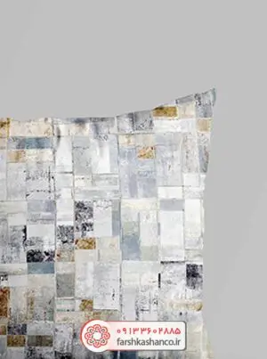کوسن مخمل طرح موزاییک رنگ روشن از نمای نزدیک