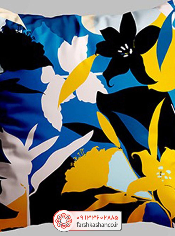 کوسن مخمل چاپی با گل های فانتزی کوسن مخمل چاپی با گل های فانتزی از نمای خیلی نزدیک