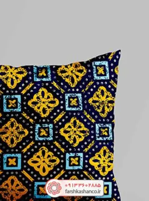 کوسن چاپی سنتی با اشکال هندسی از نمای نزدیک